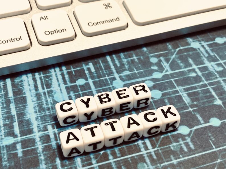 ディレクトリトラバーサル攻撃とは?仕組みや被害例・6つの対策を解説